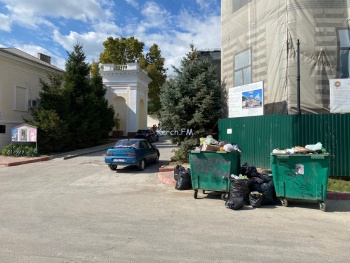 Новости » Общество: Свалка мусора в центре Керчи встречает туристов