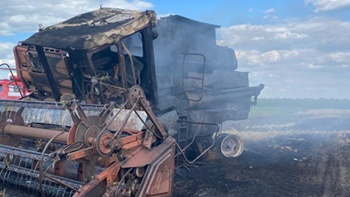 Новости » Общество: В Крыму в поле сгорел комбайн