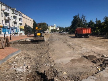 Под будущей парковкой на Кирова заменили трубопровод