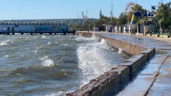 Новости » Общество: Штормящее море на керченской набережной