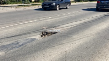 Водители внимательнее! На Чкалова в Керчи на дороге образовалась огромная яма
