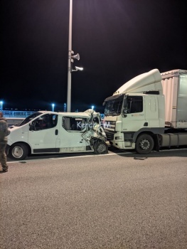 На Крымском мосту столкнулись микроавтобус и фура, погиб человек
