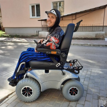 Керчанин Александр Иванов поблагодарил неравнодушных за помощь в покупке коляски