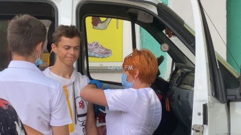 Вакцинация не отвлекаясь от дел: в Керчи продолжают работать мобильные бригады медиков