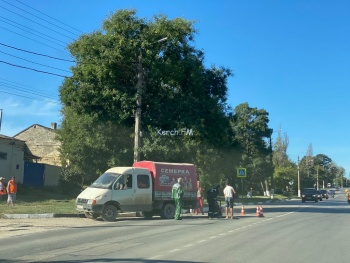 Новости » Общество: Огромные ямы на Чкалова залатают