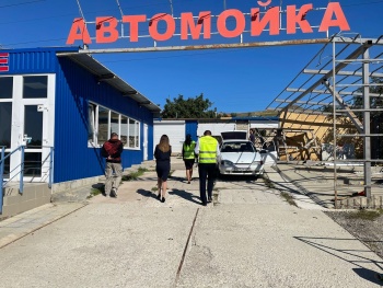 Незаконную автомойку на Чкалова в Керчи снесли