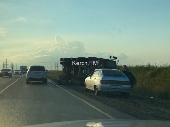 Новости » Криминал и ЧП: Перед автоподходами к Крымскому мосту перевернулся грузовик