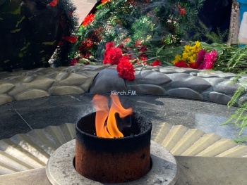 Новости » Общество: В Керчи возложили цветы к Вечному огню