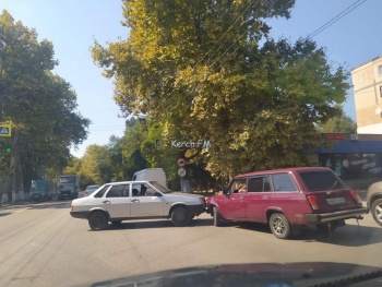 Новости » Криминал и ЧП: На перекрестке Генерала Петрова-Пошивальникова столкнулись два «ВАЗа»