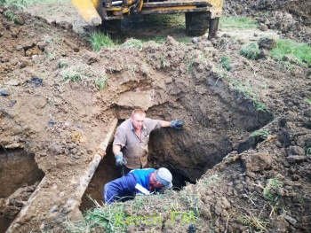 Новости » Общество: Водоканал несмотря на выходной меняет самотечный коллектор на Буденного,12 – 13 в Керчи