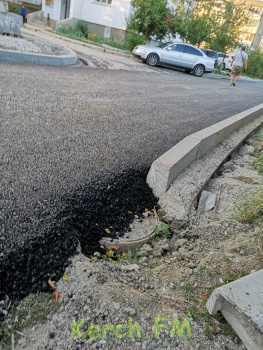 Новости » Общество: В Керчи не пожалели асфальта и замуровали канализационные люки