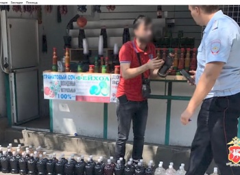 Новости » Общество: В Крыму задержали продавца, торговавшего опасным алкоголем