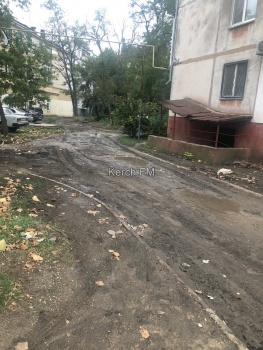 Новости » Общество: Керчане утопают в грязи во дворе по Борзенко, 21 после потопов