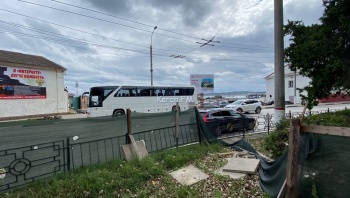 Новости » Общество: Туристический автобус припарковали прямо на повороте в Керчи