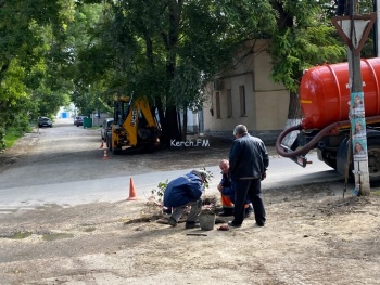 Новости » Общество: На Курсантов в Керчи водоканал устраняет порыв