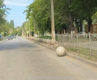 Керченские любители погонять шары вновь выкатили бетонный шар на проезжую часть у Дворца пионеров