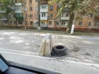Вместо покрышек и пластикового барьера керчане просят отремонтировать яму на Горького