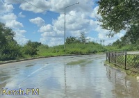 Новости » Общество: На пересечении улиц Казакова и Московская образовалось канализационное озеро