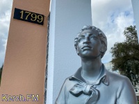 Новости » Общество: Памятник Пушкину вернули на керченскую набережную