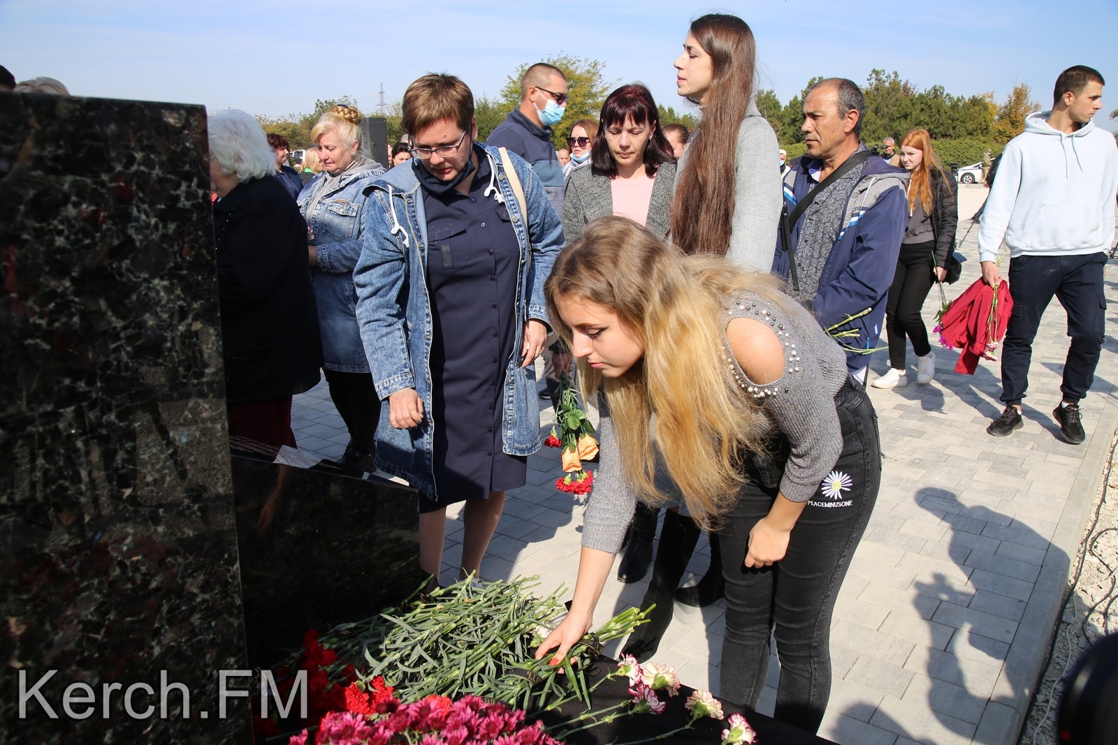 Свежие новости керч. В Керчи поставили мемориал Михаилу Чеботареву. Политех Таганрог память погибшему парню.