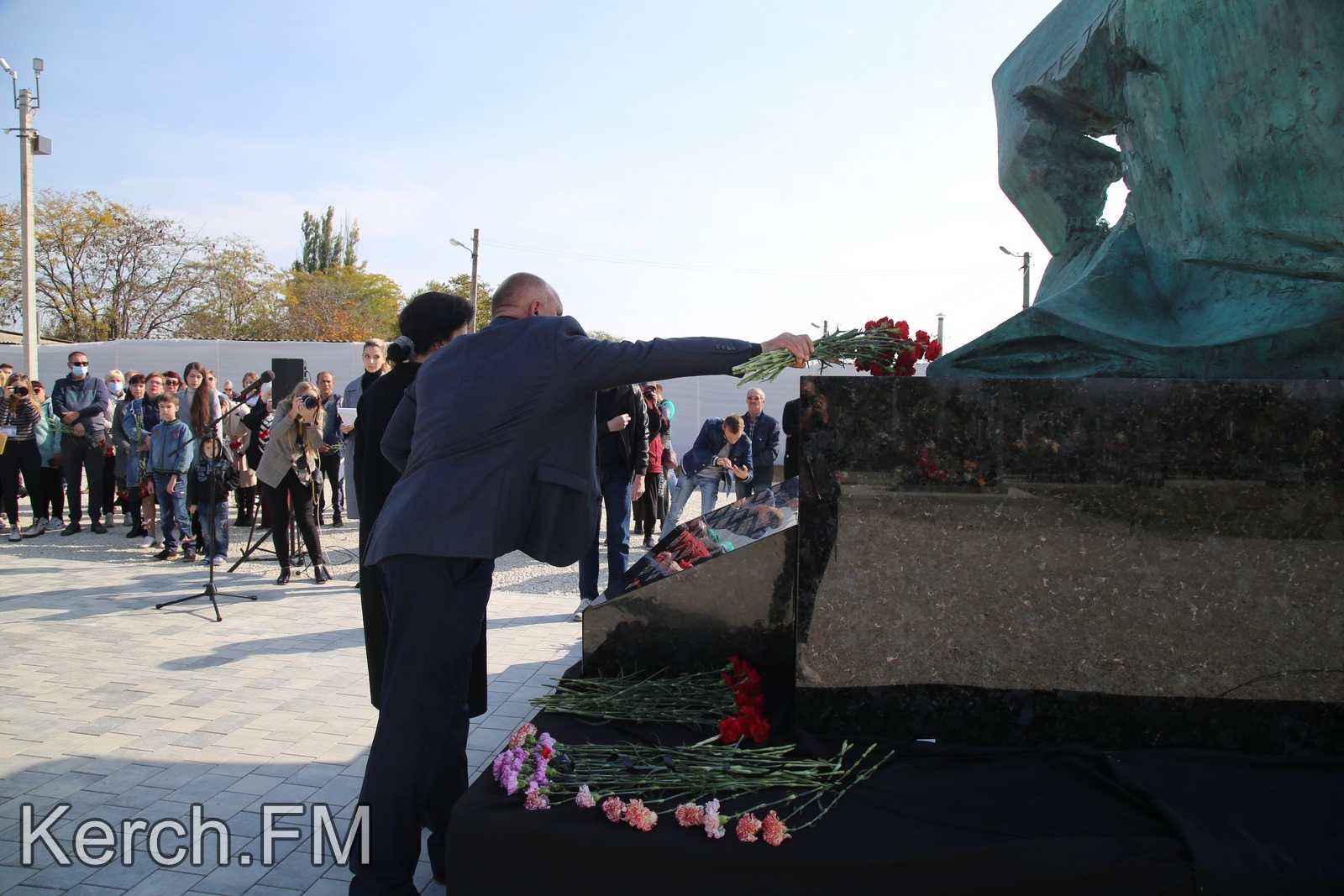 Керчь памятник погибшим в политехе. В Керчи поставили мемориал Михаилу Чеботареву.