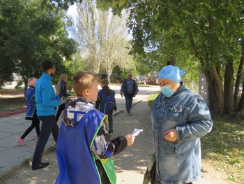 Новости » Общество: Керченские ЮИДовцы поздравляли керчан с Днем пожилого человека и напоминали ПДД