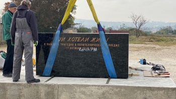 Новости » Общество: На кладбище Керчи занялись облицовкой будущего монумента