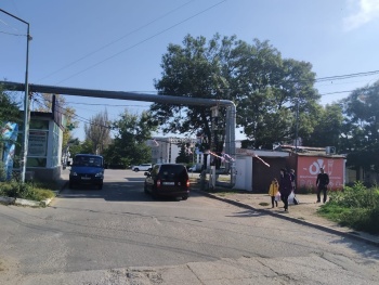 Новости » Общество: Кабель завис над дорогой в Керчи, грузовики не могут проехать