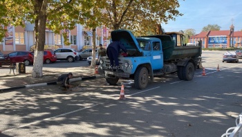 Новости » Общество: На Пирогова разрыли дорогу – устраняют порыв