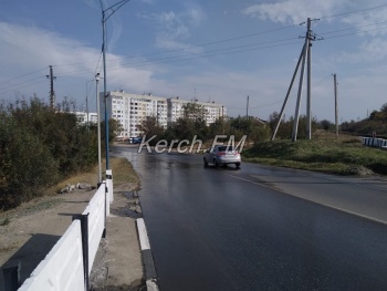 Новости » Общество: В разных районах Керчи дороги заливает чистая вода