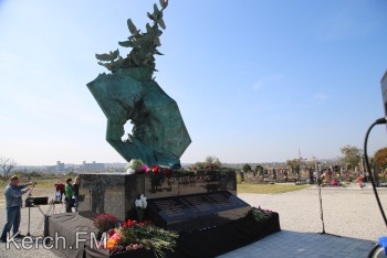 Новости » Общество: Мемориал памяти погибших в политехе студентов открыли в Керчи