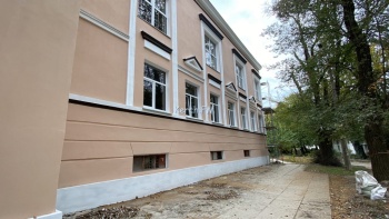 Реставрацию фасада здания бывшего ресторана «Металлург» почти завершили