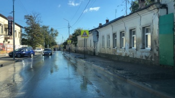 Улицу Чкалова в Керчи залила чистая вода