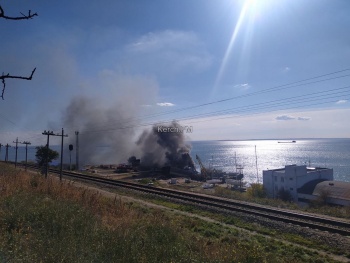 В Керчи произошел сильный пожар при разборке судна (видео)