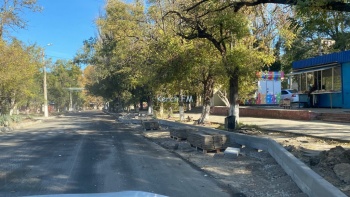 Новости » Общество: На Островского снимают старый асфальт