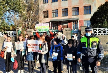 Новости » Общество: «Живая стена» из школьников призывала водителей пропускать пешеходов в Керчи