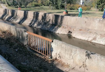 Новости » Общество: В Керчи завершают восстанавливать парапеты и тротуары у речки Мелек-Чесме