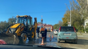 Новости » Общество: На Шлагбаумской площади водоканал устраняет порыв