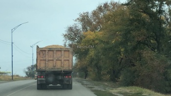 Новости » Общество: Снова жалоба на грузовики: водители не накрывают сыпучий груз при перевозке