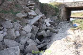 Новости » Общество: Рано успокоились: Катерлез в деревне Войкова в мусоре, а мост разваливается