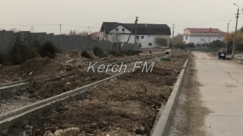 Новости » Общество: Ремонт дороги на Поветкина: устанавливают бордюры, делают пешеходные дорожки