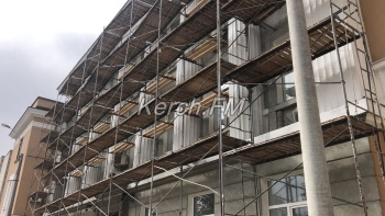 Новости » Общество: Идут активные работы: в Керчи продолжается реставрация фасада здания суда