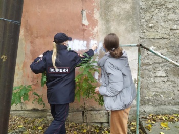Новости » Общество: Полицейские и подростки закрасили надписи с рекламой наркотиков в Керчи