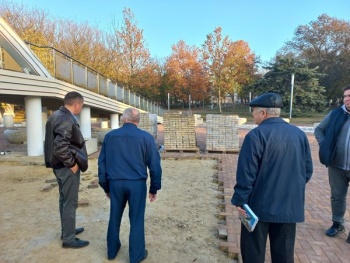 Новости » Общество: Восстановят плитку, починят арку – в Комсомольском парке начнут ремонт