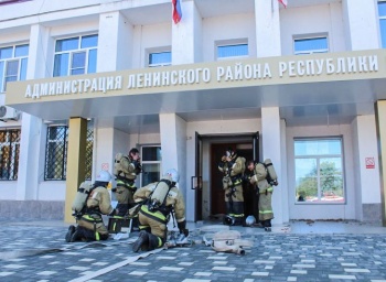 Новости » Общество: Спасатели учились тушить пожар в здании администрации Ленинского района