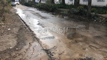 Новости » Коммуналка: Дорогу вдоль «больничного городка» заливает чистая вода в Керчи