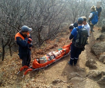 В горах Крыма спасли двоих туристов