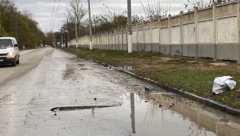 Ямы в воде: Вокзальное шоссе в Керчи подготавливают к ямочному ремонту