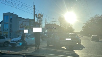 Новости » Криминал и ЧП: «КИА» и «Черри» столкнулись на перекрестке у Горьковского моста