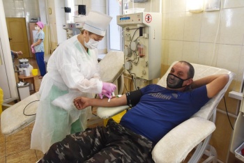Новости » Общество: Сто человек приняли участие в первом дне акции Центра крови «Донор»
